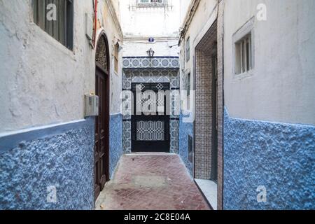 Marokko, Tanger-Tetouan-Al Hoceima, Tanger, Alley in historischer Medina Stockfoto