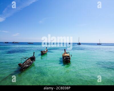 Thailand, Provinz Satun, Ko Lipe, Fischerboote liegen an Land Stockfoto