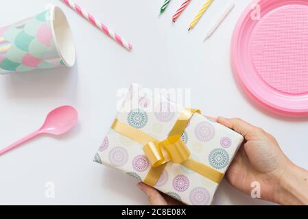 Hände der Frau mit eingewickelten Geburtstagsgeschenk Stockfoto