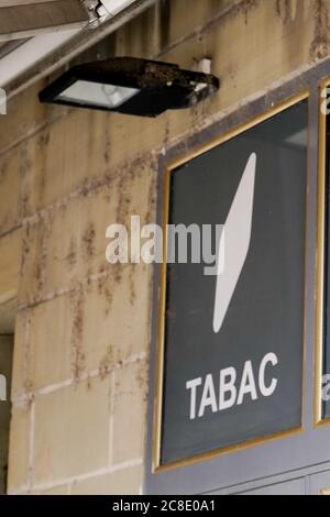 Bordeaux , Aquitaine / Frankreich - 07 21 2020 : Tabac Text weißes Zeichen und Logo grau für französisch Store Tabakladen Stockfoto