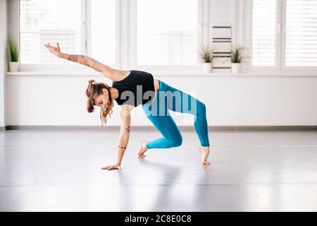 Weibliche Ballerina tanzen im Ballettstudio Stockfoto