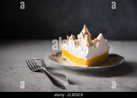 Scheibe von Lemon Meringue pie Stockfoto