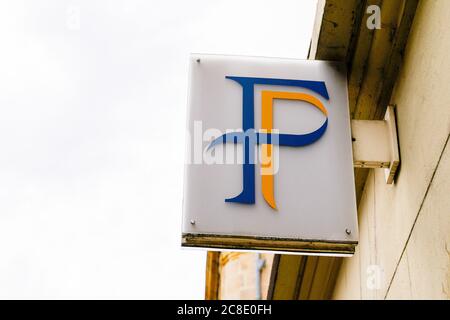 Bordeaux , Aquitanien / Frankreich - 07 21 2020 : Staatsfinanzen Logo Agentur Zeichen Steuern auf Bürogebäude Stockfoto