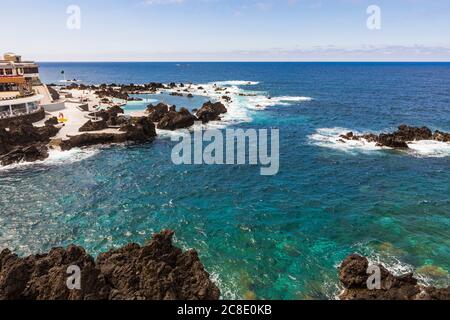 Portugal, Porto Moniz, kleine felsige Bucht am Ufer der Insel Madeira mit klarer Horizontlinie über dem Atlentischen Ozean im Hintergrund Stockfoto