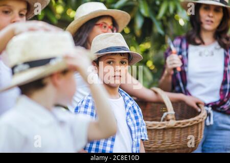 Mutter und Kinder im Garten Stockfoto