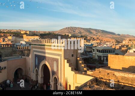 Marokko, Fes-Meknes, Fes, Bab Bou Jeloud Stadttor in der Dämmerung Stockfoto