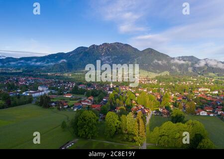 Deutschland, Bayern, Lenggries, Drohne Blick auf Landstadt mit Brauneck im Hintergrund Stockfoto