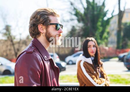 Nahaufnahme eines Mannes mit Sonnenbrille, der mit seiner Freundin in der Stadt unterwegs ist Stockfoto