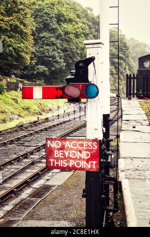 Altes Dampfeisenbahnsignal in der Stopp-Position. Signal oberer Quadrant. Stockfoto