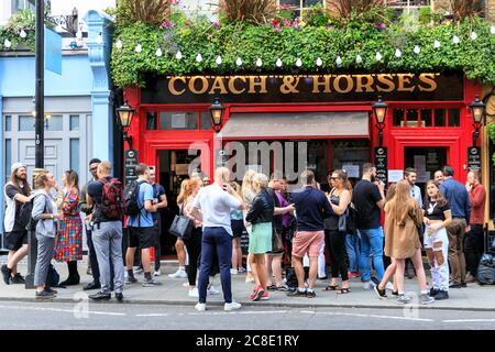 London, Großbritannien. Juli 2020. Eine ziemlich große Anzahl von Leuten trinkt und plaudert vor einem Pub in Londons populärer Covent Garden Gegend, was soziale Distanzierung praktisch unmöglich macht. Kredit: Imageplotter/Alamy Live Nachrichten Stockfoto