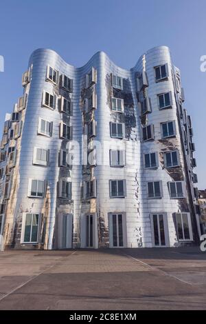 Deutschland, Nordrhein-Westfalen, Düsseldorf, Stahlfassade des Zentralgebäudes des Neuen Zollhof Komplexes Stockfoto