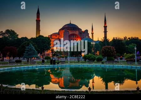 Türkei, Istanbul, Hagia Sophia, die in der Morgendämmerung über den Springbrunnen reflektiert wird Stockfoto