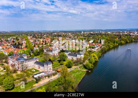 Deutschland, Hessen, Hanau, Helikopter Blick auf die Stadt am Mainufer im Sommer Stockfoto