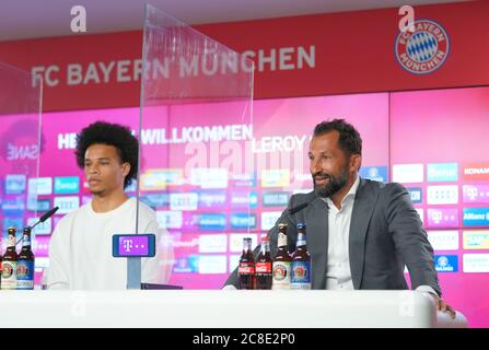 München, Deutschland 23.7.2020, Fußball : Bayern München präsentiert neuen Spieler Leroy Sane - Leroy Sane (links) Hasan Salihamidzic, Sportdirektor Bayern München Stockfoto