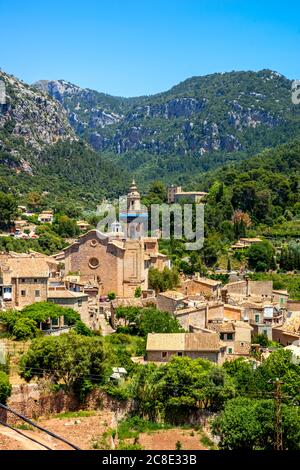 Spanien, Balearen, Valldemossa, Bergdorf im Sommer Stockfoto