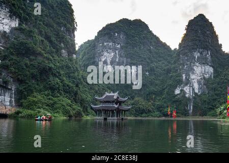 Vietnam, Tempel und Kalkstein Berge in Trang an Scenic Landscape Complex Stockfoto