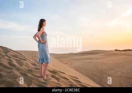 Frau bei Sonnenuntergang in den Dünen, Gran Canaria, Spanien Stockfoto