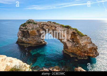 Spanien, Mallorca, Santanyi, Drohne Blick auf den Bogen von Es Pontas im Sommer Stockfoto