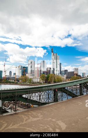 Deutschland, Frankfurt, Innenstadt Wolkenkratzer von der Brücke am Main aus gesehen Stockfoto