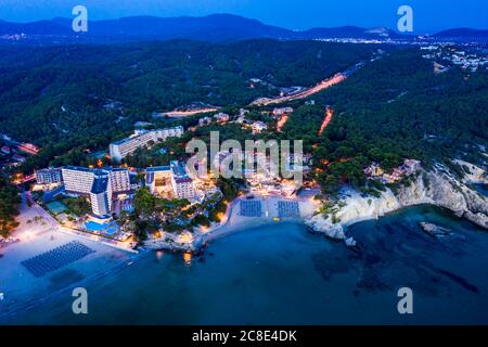 Spanien, Balearen, Mallorca, Calvia, Blick von Peguera mit Hotels und Stränden, Costa de la Calma in der Abenddämmerung Stockfoto