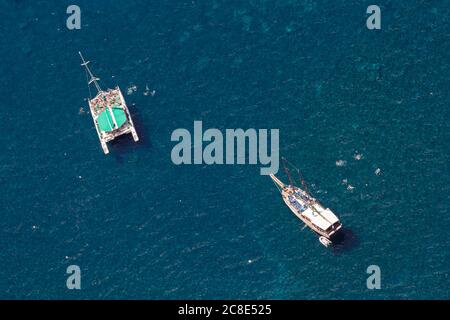 Portugal, Luftaufnahme von Tourboat und Katamaran Segeln auf blauem Wasser des Atlantischen Ozeans Stockfoto