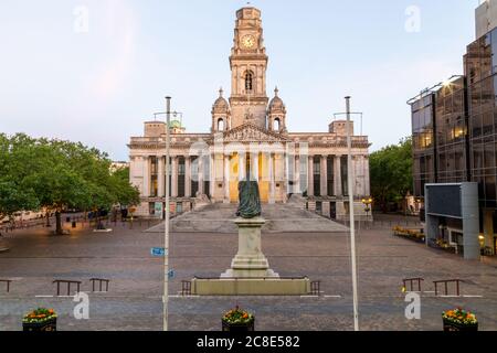 Portsmouth Guildhall bei Sonnenaufgang Stockfoto