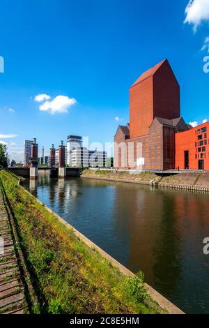 Deutschland, Nordrhein-Westfalen, Duisburg, Kanal vor dem Landesarchiv Rheinland Stockfoto