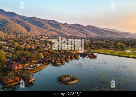 Myanmar, Shan State, Nyaungshwe Township, Luftaufnahme der Stadt am Ufer des Inle Sees in der Dämmerung Stockfoto