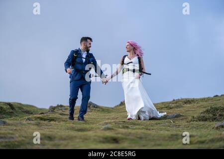 Brautpaar mit Kletterrucksäcken am Urkiola Berg, Spanien Stockfoto