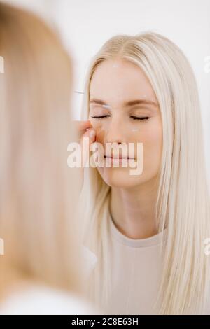 Akupunktur, junge Frau mit Akupunkturnadel während der Behandlung im Gesicht Stockfoto