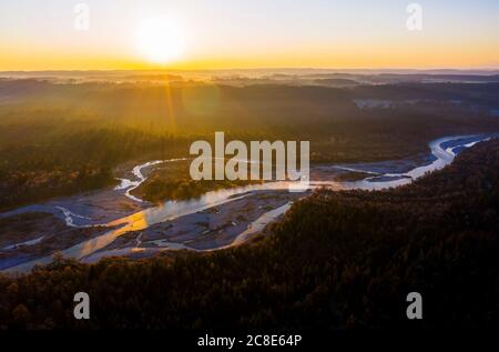 Deutschland, Bayern, Wolfratshausen, Drohne Blick auf die Isar bei Sonnenaufgang Stockfoto