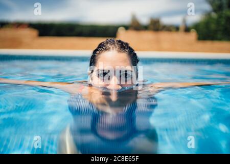 Frau im Schwimmbad, die nach oben schaute Stockfoto