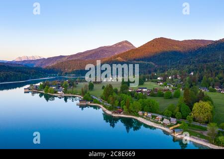 Deutschland, Bayern, Kochel am See, Drohne Blick auf das Dorf am Walchensee bei Frühlingsbeginn Stockfoto