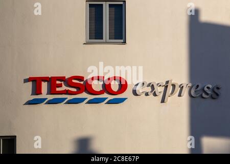 Ein Schild und Logo eines Tesco Express-Geschäfts oder Supermarkts auf der Vorderseite eines Geschäftsgebäudes Stockfoto