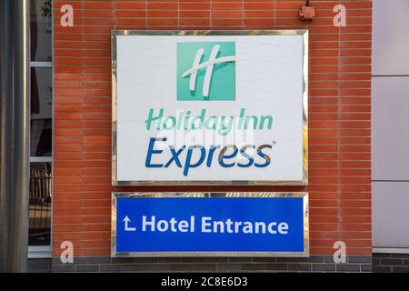 Das Schild eines Holiday Inn Express Hotels auf der Vorderseite eines Hotelgebäudes Stockfoto