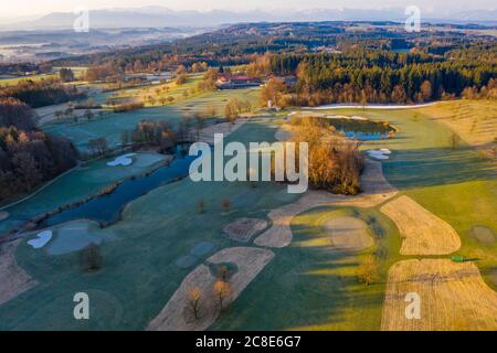 Deutschland, Bayern, Wolfratshausen, Drohne Blick auf den Golfplatz im Morgengrauen Stockfoto