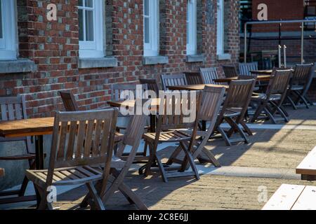 Leere Tische und Stühle im Freien vor einem Pub Stockfoto