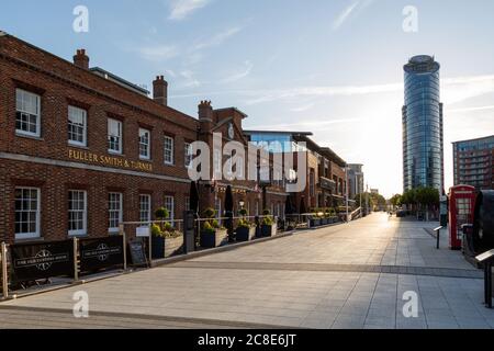 Die Hauptstraße durch Gunwharf Kais in Portsmouth in Richtung east Side plaza und das alte Zollhaus Pub Stockfoto