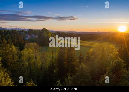 Deutschland, Bayern, Bad Heilbrunn, Drohne Blick auf die grüne Landschaft bei Sonnenuntergang Stockfoto