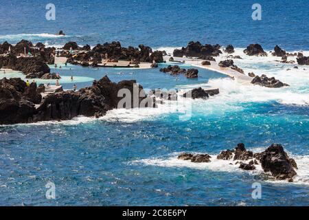 Portugal, Porto Moniz, kleine felsige Bucht am Ufer der Insel Madeira Stockfoto