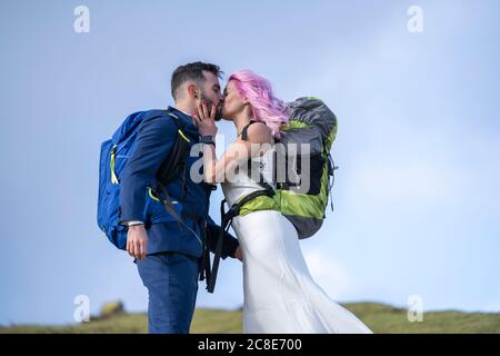 Brautpaar mit Kletterrucksäcken am Urkiola Berg, Spanien Stockfoto