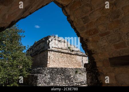 Der Blick durch den Eingangsbogen in den Ruinen der prähispanischen Maya-Stadt Ek Balam in Yucatan, Mexiko. Hinter dem Bogen ist die Struktur 17 oder Th Stockfoto