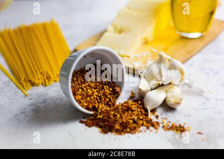 Chilisamen, Grana-Käse, Knoblauch und Spaghetti Stockfoto