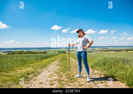 Junge Frau spielt Golf auf dem Feld Stockfoto
