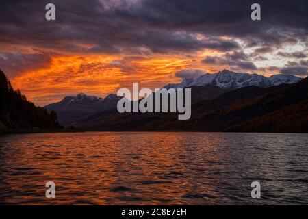 Schweiz, Kanton Graubünden, St. Moritz, Sils See bei dramatischem Sonnenaufgang Stockfoto