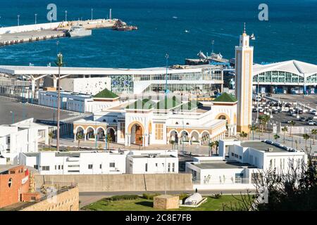 Marokko, Tanger-Tetouan-Al Hoceima, Tanger, Hafen und Küstenmoschee Stockfoto