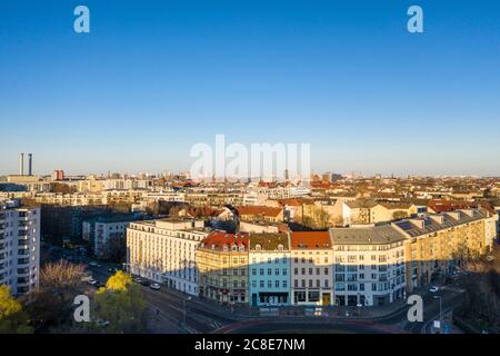 Deutschland, Berlin, Luftaufnahme des klaren Himmels über Wohngebäuden entlang der Oranienstraße im Kreuzberger Stadtteil Kreuzberg Stockfoto