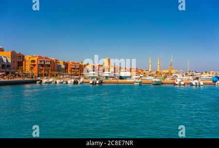 Ägypten, Rotes Meer Governorate, Hurghada, Boote im Hafen der Küstenstadt festgemacht Stockfoto