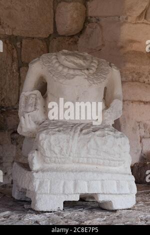 Eine Stuckstatue in der Akropolis in den prähispanischen Ruinen der Maya-Stadt Ek Balam in Yucatan, Mexiko. Stockfoto