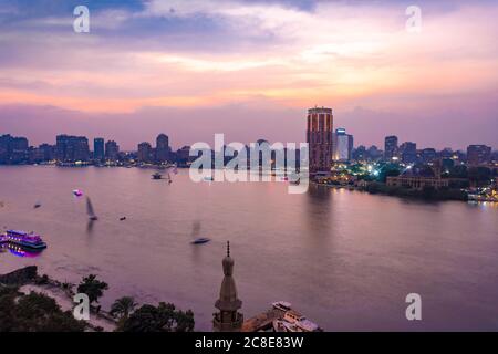 Ägypten, Kairo, Nil mit Skyline und Innenstadt von Garden City bei Sonnenuntergang Stockfoto